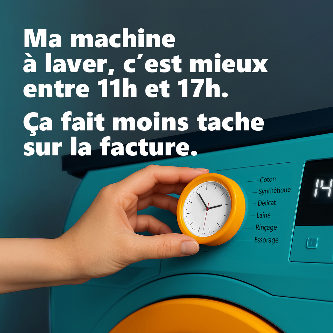 Quelqu'un règle sa machine à laver en fonction de l'heure, avec le texte suivant : "Ma machine à laver, c'est mieux entre 11h et 17h. Ca fait moins tache sur la facture".
