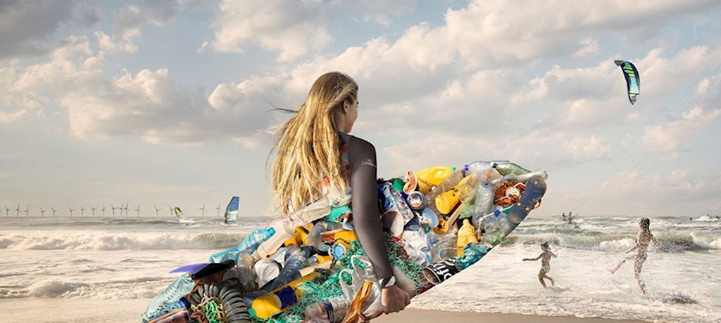 Surfeurs et kitesurfeurs sur la plage