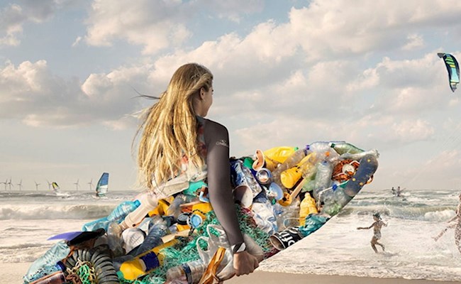 Surfeurs et kitesurfeurs sur la plage