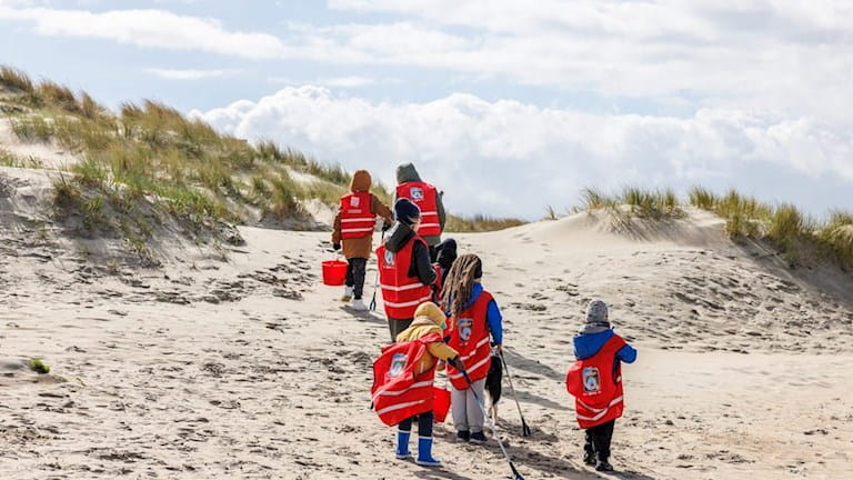 Enfants dans les dunes