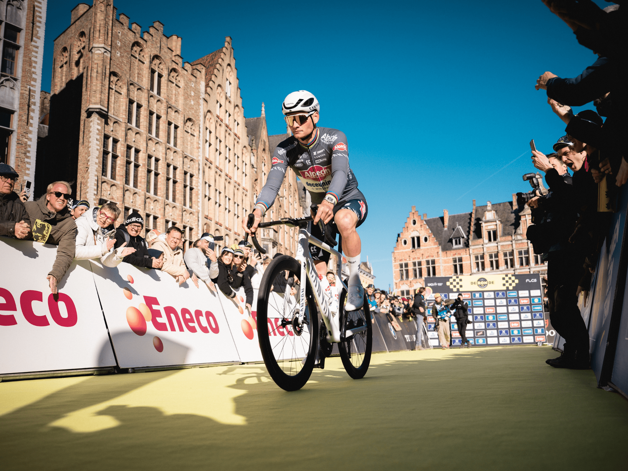 Un coureur passe devant les spectateurs. Copyright : Flanders Classics