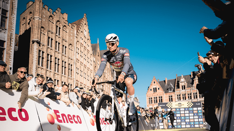 Een coureur rijdt voorbij de toeschouwers. Copyright: Flanders Classics