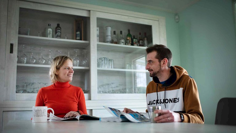 Aurélie et son mari sont attablés