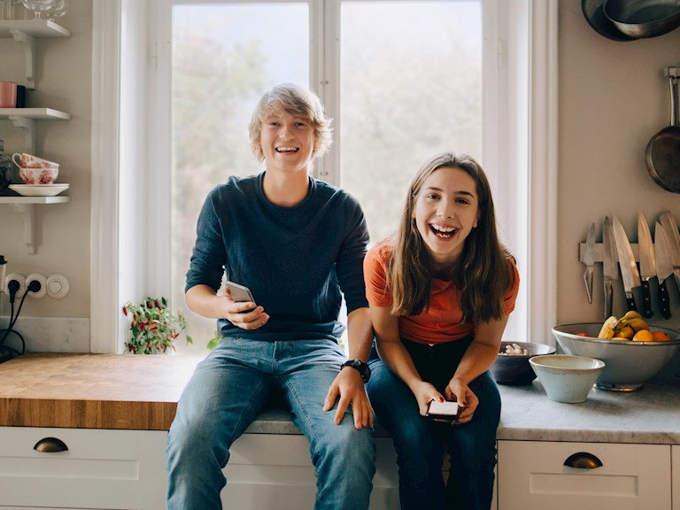 Frère et sœur assis ensemble