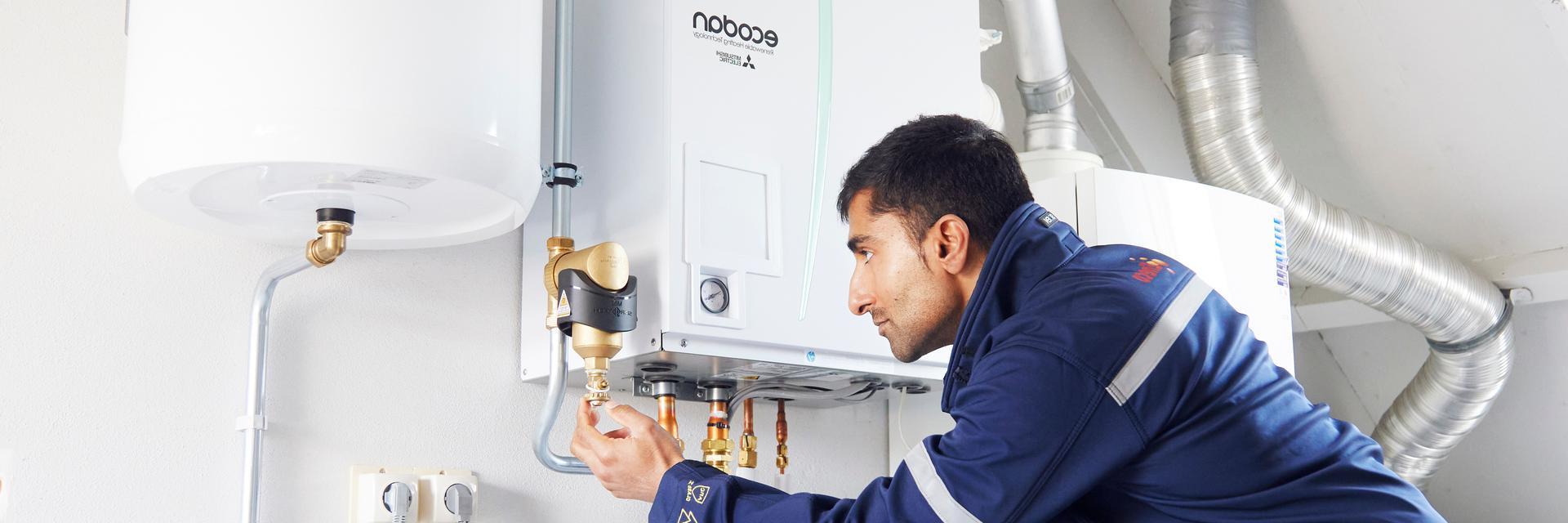 Eneco monteur bij warmtepomp