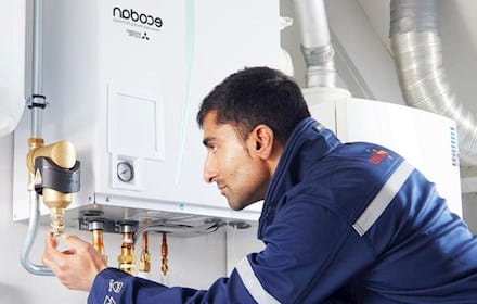 Technicien Eneco spécialisé dans les pompes à chaleur
