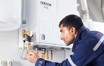 Eneco monteur bij warmtepomp