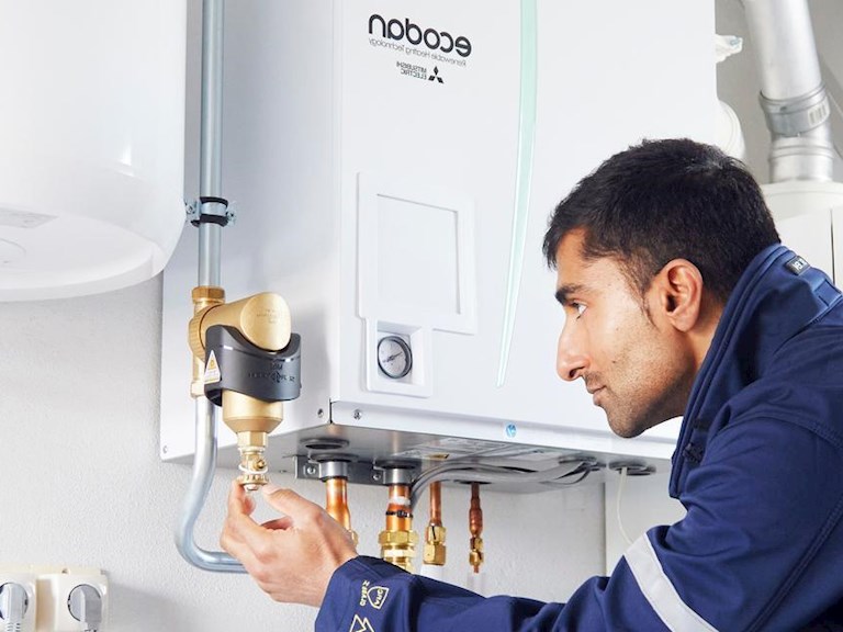 Eneco monteur bij warmtepomp