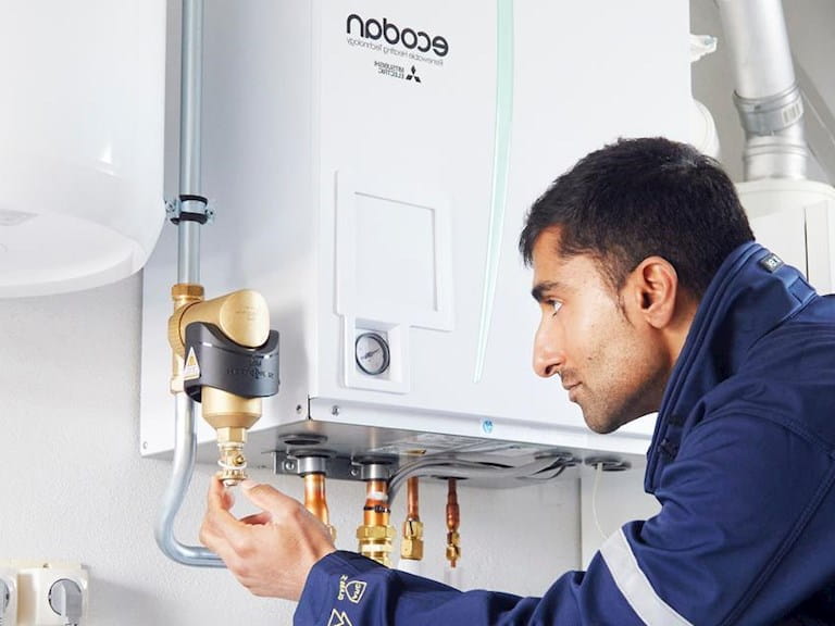 Eneco monteur bij warmtepomp