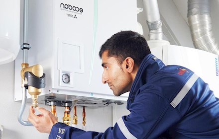 Eneco monteur bij warmtepomp