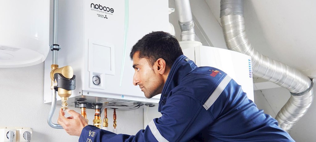 Eneco monteur bij warmtepomp