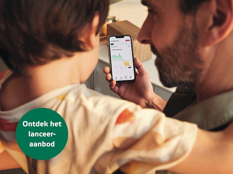 Vader kijkt samen met zijn zoon naar de Eneco app