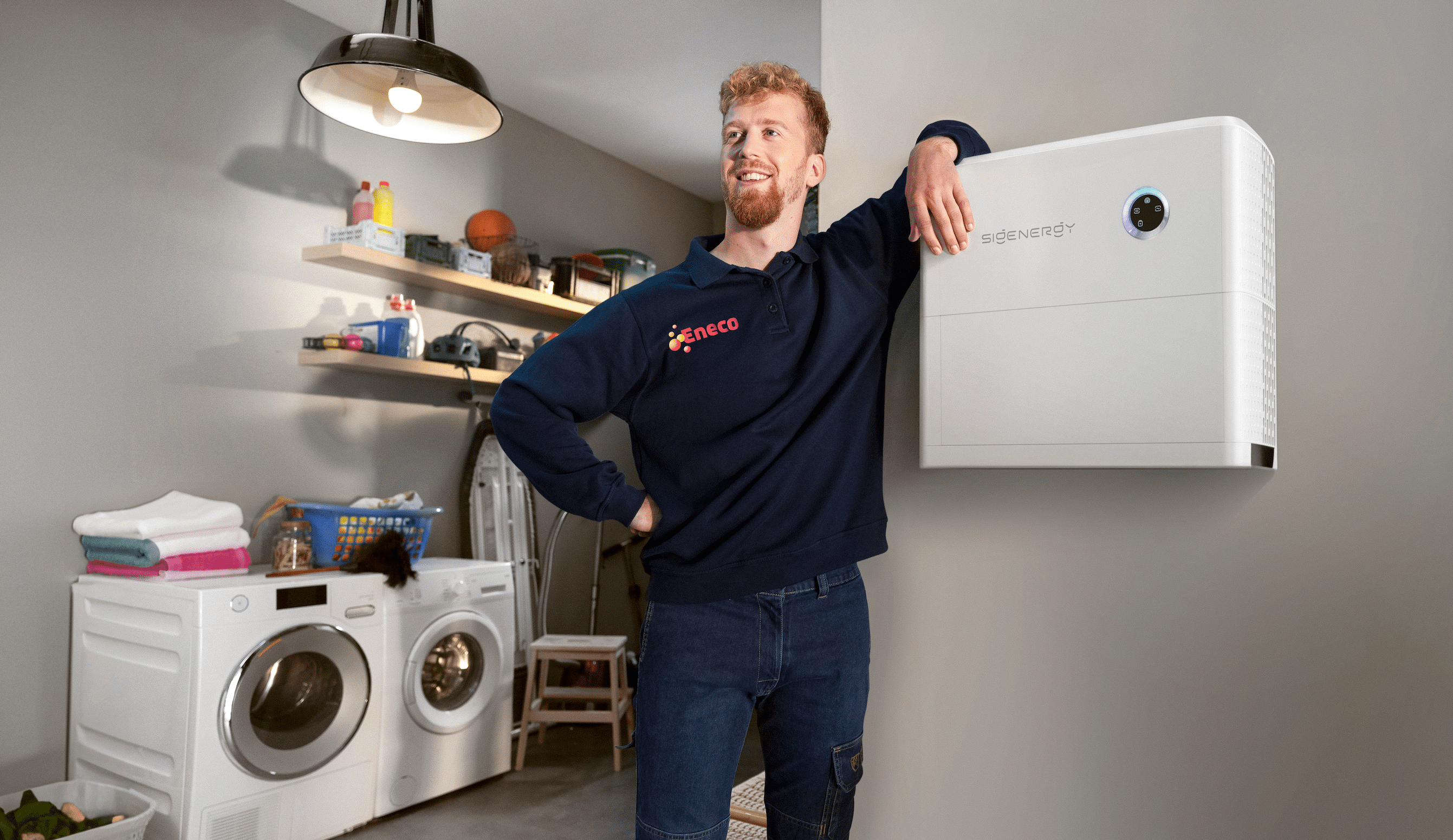 Een Eneco technieker leunt op een slimme thuisbatterij