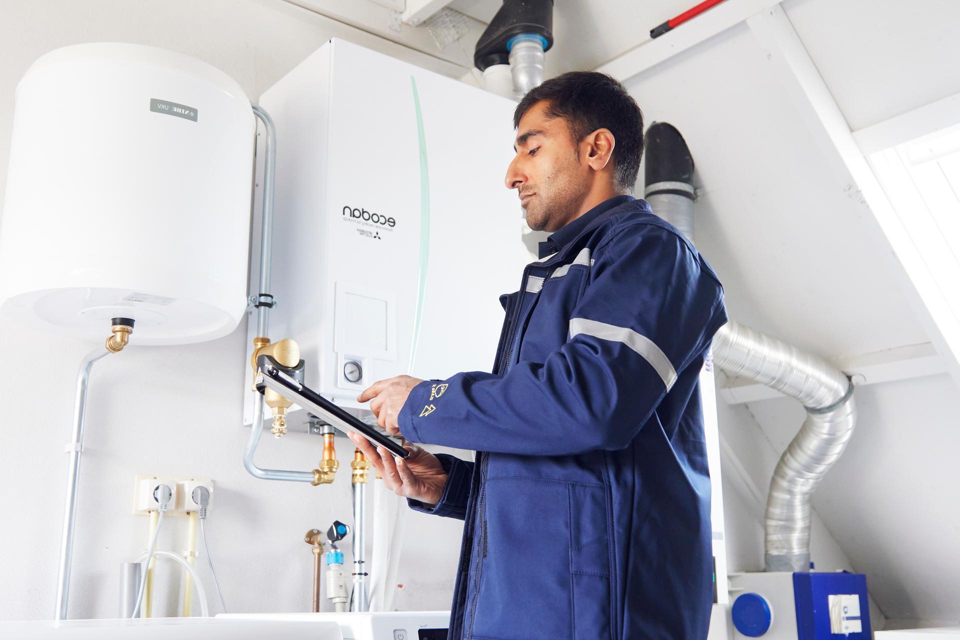 Eneco monteur bij warmtepomp