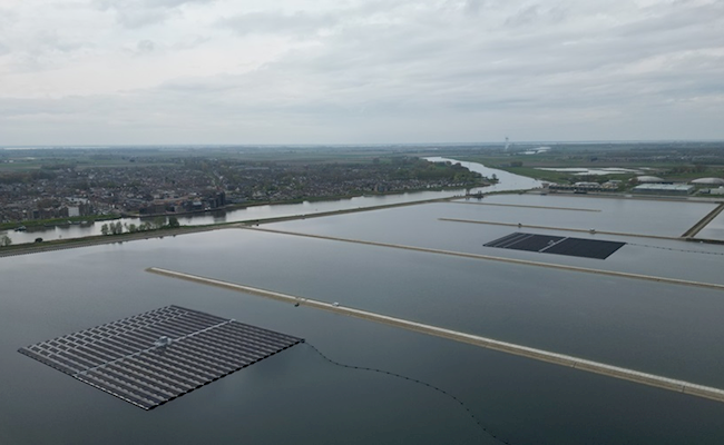 Des panneaux solaires flottant sur l'eau