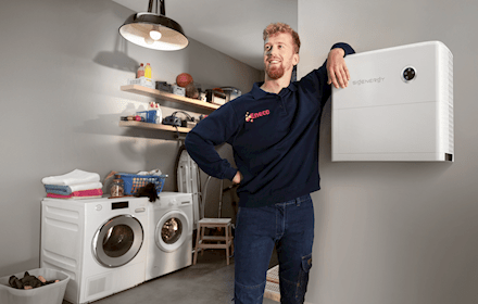 Un technicien d'Eneco vient de terminer l'installation d'une batterie domestique