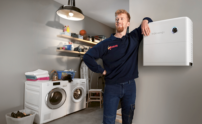 Een Eneco-technieker is net klaar met het installeren van een thuisbatterij