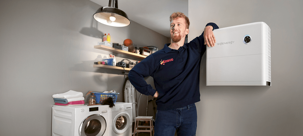 Een Eneco-technieker is net klaar met het installeren van een thuisbatterij
