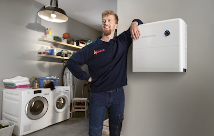 Een Eneco-technieker is net klaar met het installeren van een thuisbatterij