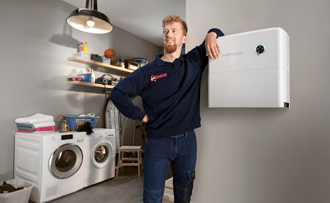 Een Eneco-technieker is net klaar met het installeren van een thuisbatterij