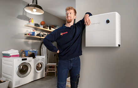 Een Eneco-technieker is net klaar met het installeren van een thuisbatterij