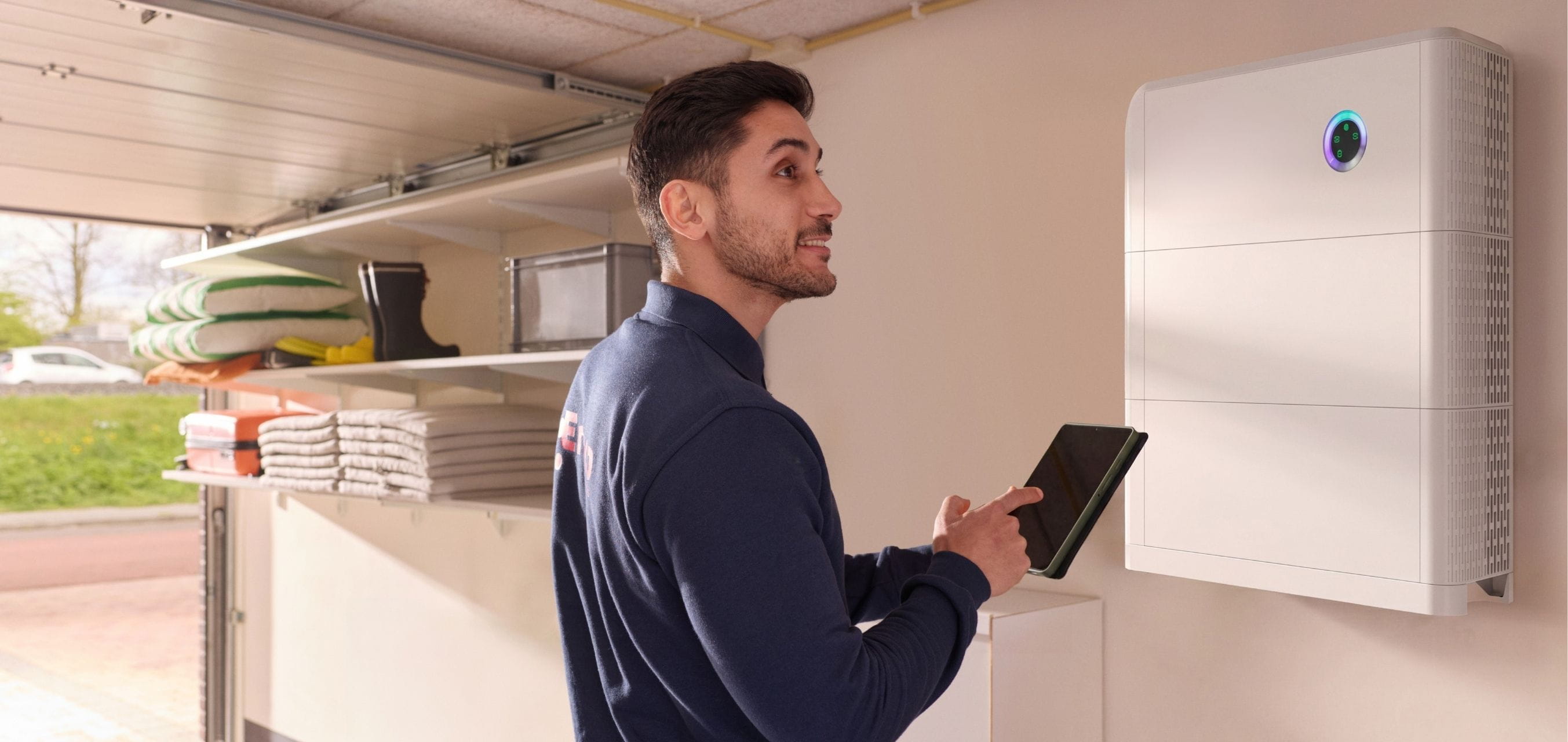 Eneco monteur bij warmtepomp