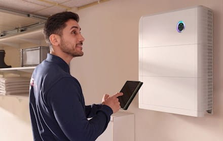 Eneco monteur bij warmtepomp