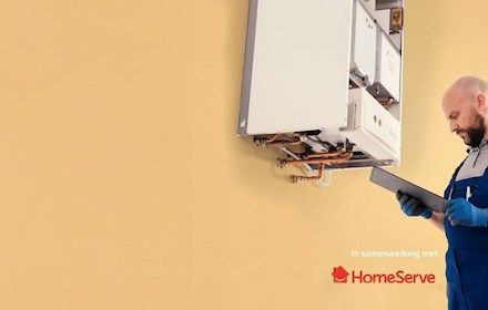 Een mechanieker die aan een cv-ketel werkt